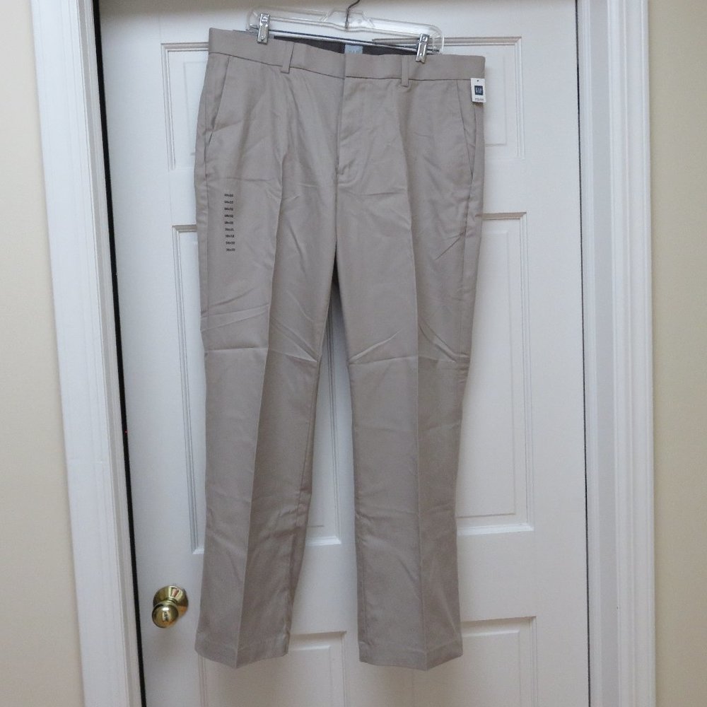 CLEARANCE- GAP NWT Straight fit flat front Khaki pants 38x32